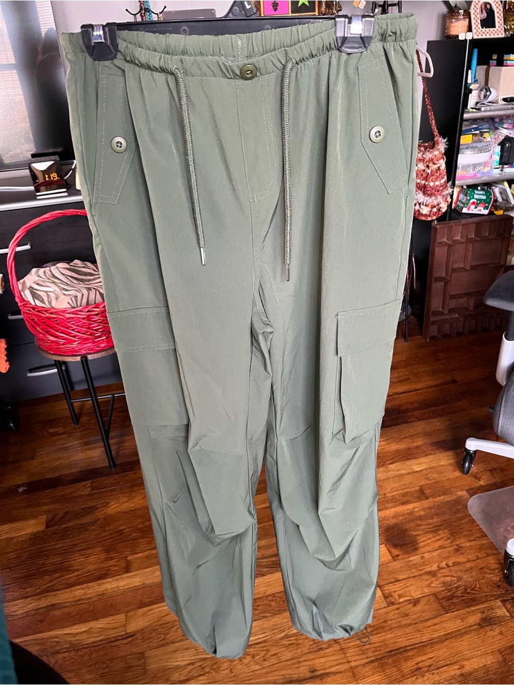 NWOT Women’s Olive Cargo Drawstring Windbreaker Pants